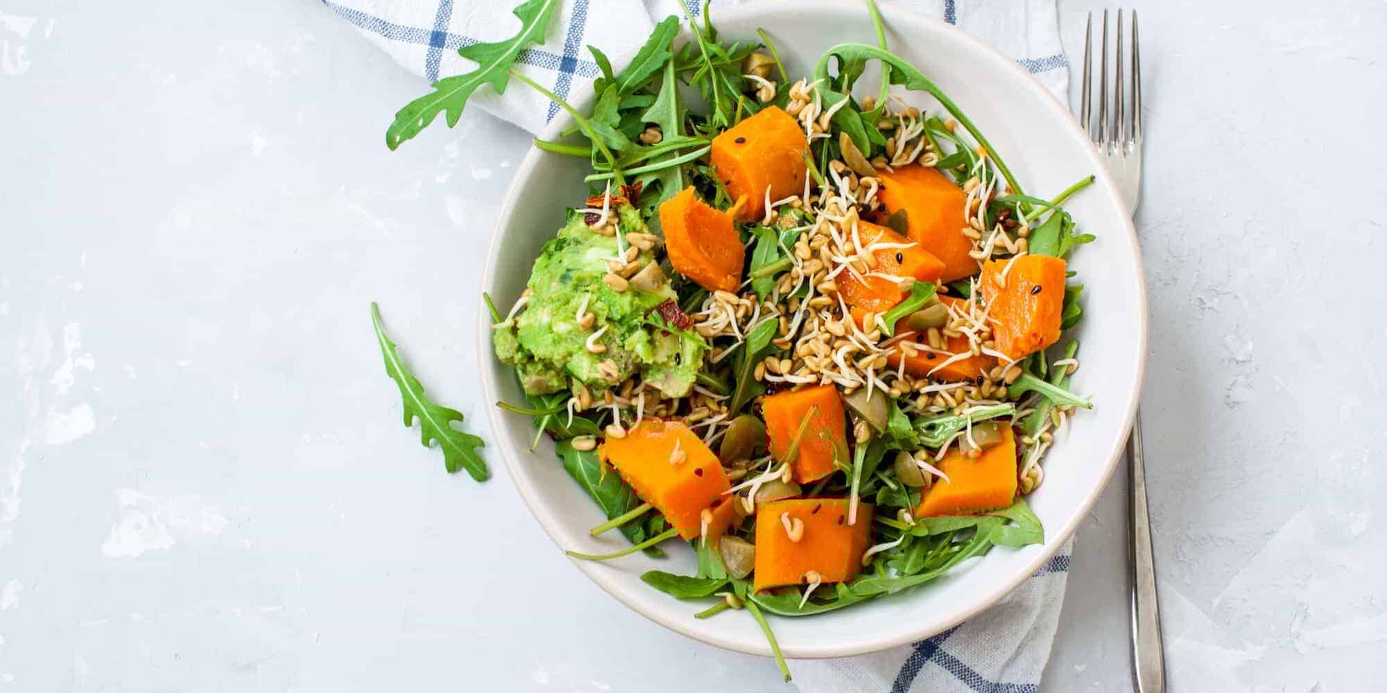 vegane power bowl schüssel mit gesunder rohkost