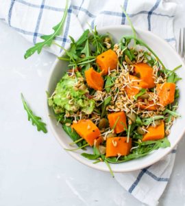 vegane power bowl schüssel mit gesunder rohkost