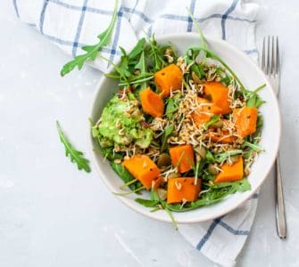 vegane power bowl schüssel mit gesunder rohkost