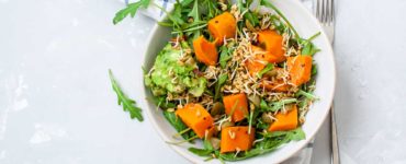 vegane power bowl schüssel mit gesunder rohkost