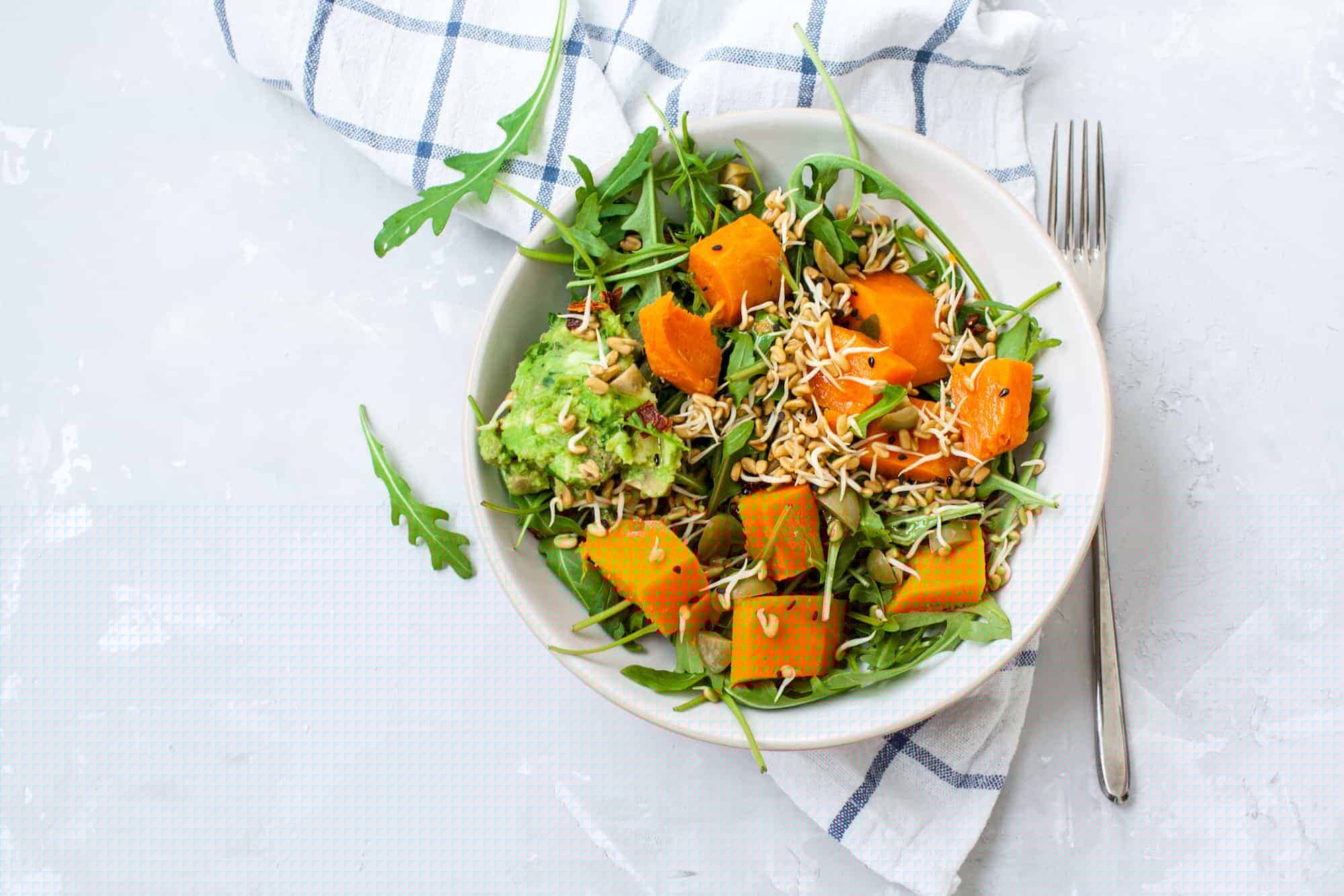 vegane power bowl schüssel mit gesunder rohkost