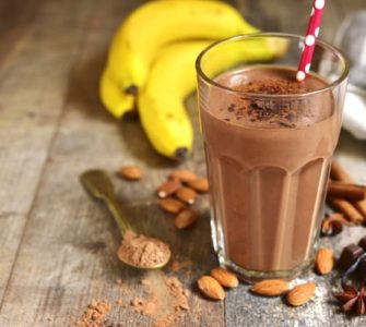 Schoko shake im glas mit strohhalm