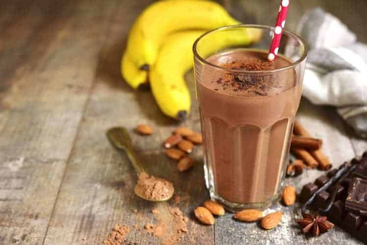 Schoko shake im glas mit strohhalm