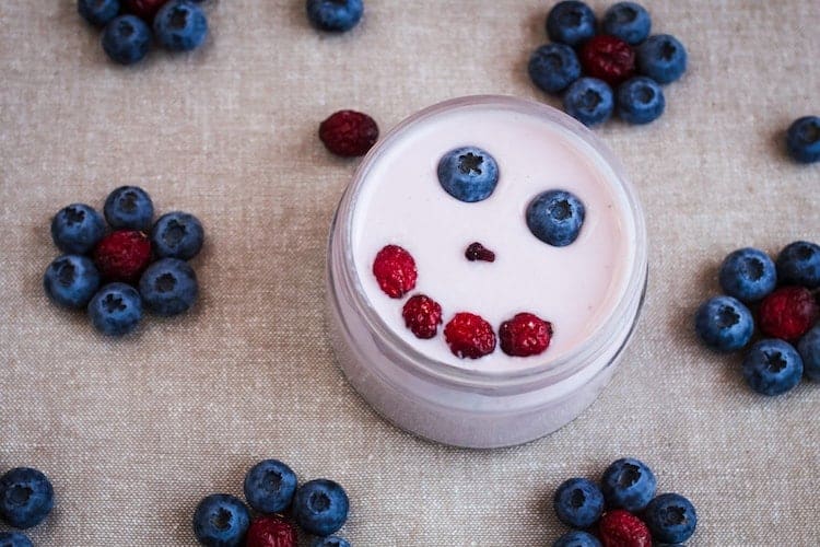 weißer shake im glas mit heidelbeeren