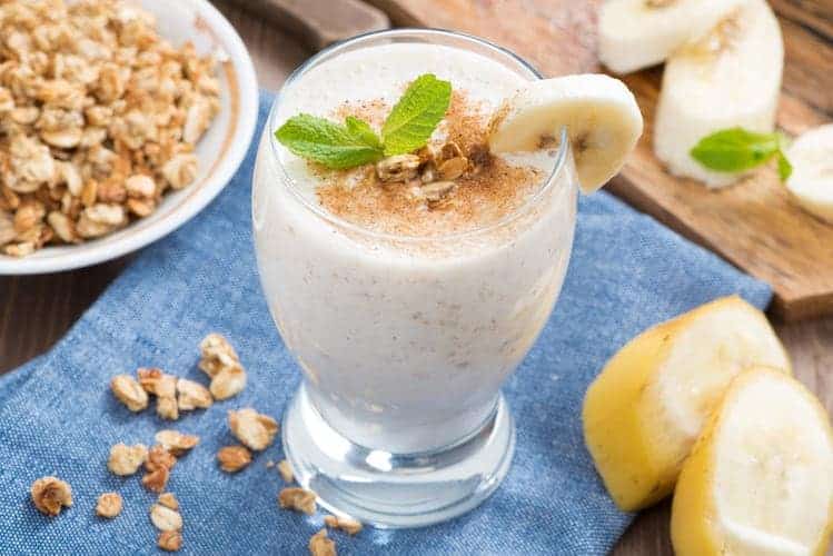weißer shake im glas mit datteln