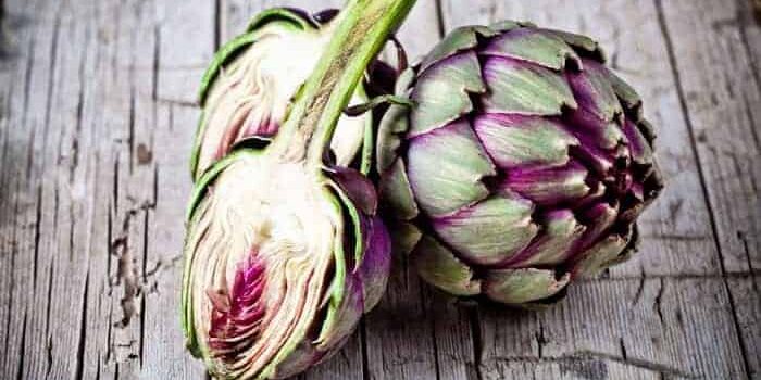 artischocke Ganze und halbierte Artischocke