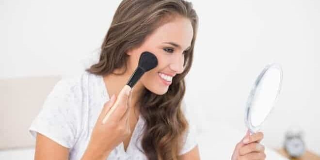 richtig-schminken Frau schminkt sich mit Puder