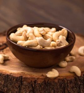 Cashewkerne in schwarzer Schüssel