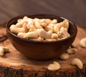 Cashewkerne in schwarzer Schüssel