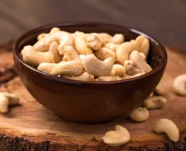 Cashewkerne in schwarzer Schüssel