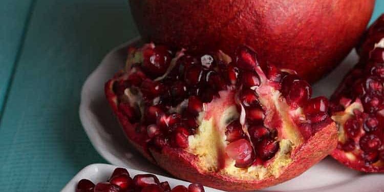 granatapfel Tiefroter Granatapfel - Aufgeschnitten und am Stück