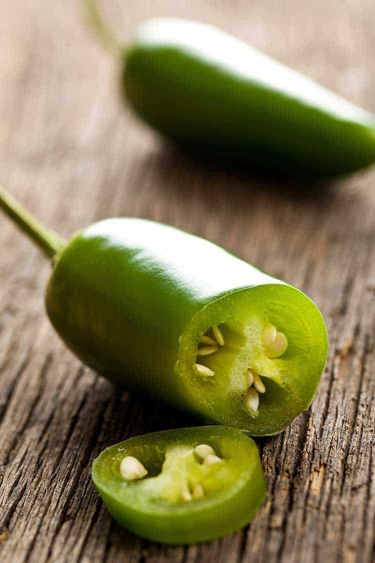 Grüne aufgeschnittene Jalapenos Schote