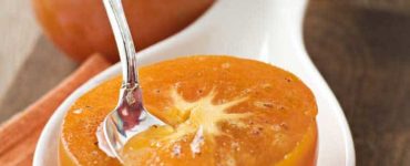 Halbierte orangefarbige Kaki mit Löffel