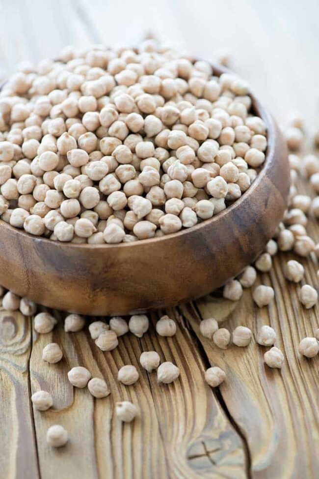 kichererbsen Gefüllte Holzschale mit ungekochten Kichererbsen