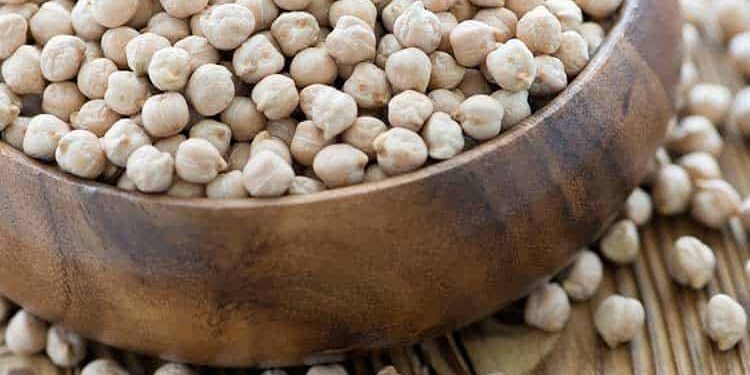 kichererbsen Gefüllte Holzschale mit ungekochten Kichererbsen