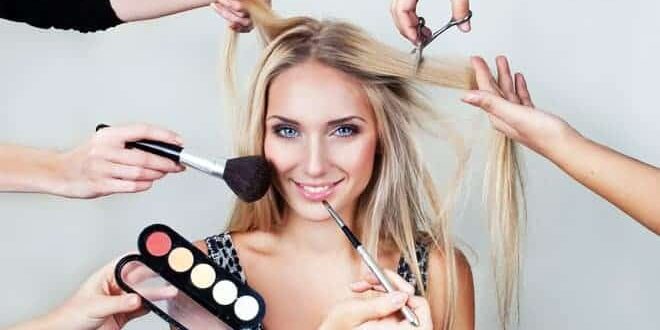 make-up Frau wird geschminkt und frisiert