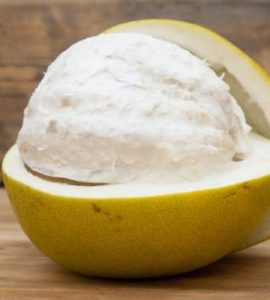 Halb aufgeschnittene gelbe Pomelofrucht