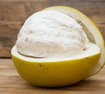 Halb aufgeschnittene gelbe Pomelofrucht