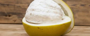 Halb aufgeschnittene gelbe Pomelofrucht