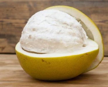 Halb aufgeschnittene gelbe Pomelofrucht