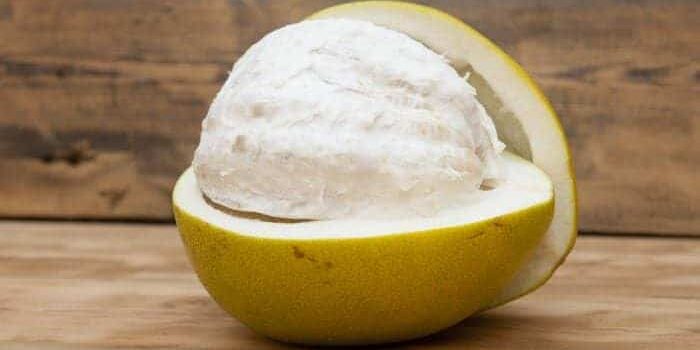 pomelo1 Halb aufgeschnittene gelbe Pomelofrucht