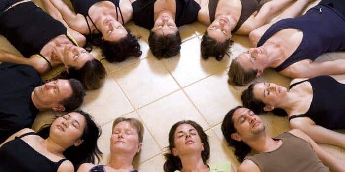 Autogenes Training Menschen liegen im Kreis auf Fliesen