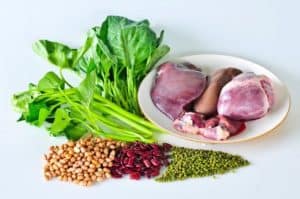 Eisenhaltige Lebensmittel auf einem Tisch