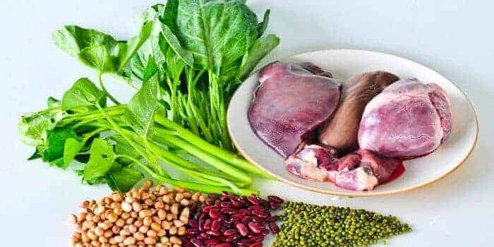 Eisenhaltige Lebensmittel auf einem Tisch