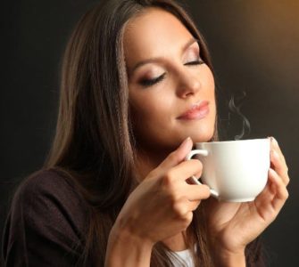 Frau riecht den Duft des Kaffees