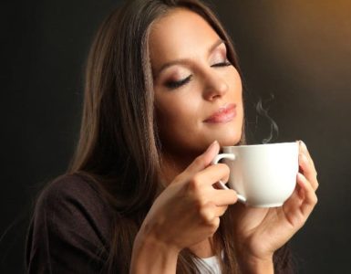 Frau riecht den Duft des Kaffees