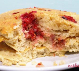 Buchweizen-Pancakes mit roter Fruchtfüllung