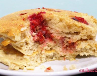 Buchweizen-Pancakes mit roter Fruchtfüllung