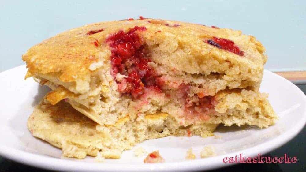 Buchweizen-Pancakes mit roter Fruchtfüllung