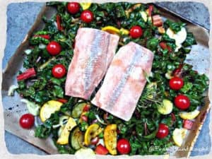 Mangoldgemüse mit Cocktailtomaten, Zitrone, Zucchini Fenchel und zwei Scheiben Lachs