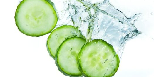 Gurke Gurken die ins Wasser fallen