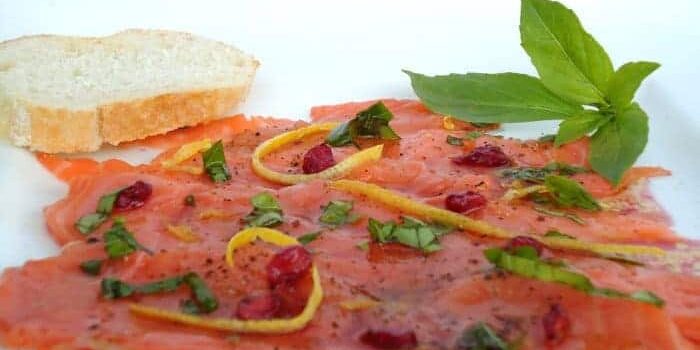 lachscarpaccio-mit-granatapfel-und-basilikum Lachscarpaccio mit Granatapfelkernen, Zesten einer Zitrusfrucht und Basilikum