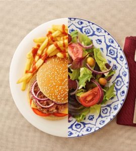 Teller mit Burger Salat und Pommes