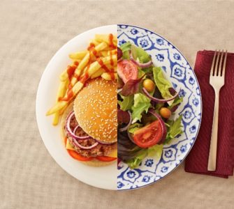 Teller mit Burger Salat und Pommes