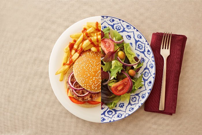 Teller mit Burger Salat und Pommes