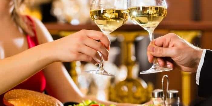 Lebensmittel altern Rendevouz mit Wein und Burger