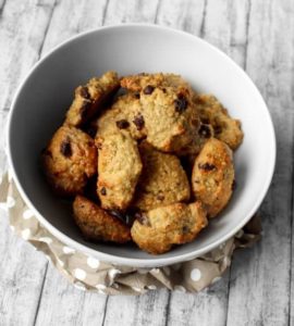 Erdnuss-Hirseflocken-Cookies mit Schokoladenstückchen in weißer Keramikschale