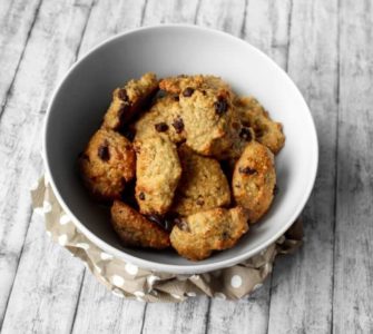 Erdnuss-Hirseflocken-Cookies mit Schokoladenstückchen in weißer Keramikschale