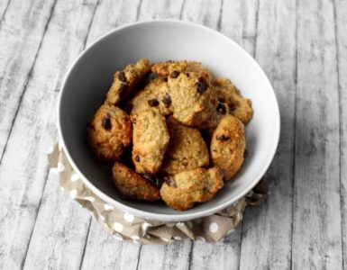 Erdnuss-Hirseflocken-Cookies mit Schokoladenstückchen in weißer Keramikschale
