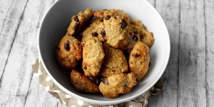 erdnuss-hirseflocken-cookies Erdnuss-Hirseflocken-Cookies mit Schokoladenstückchen in weißer Keramikschale