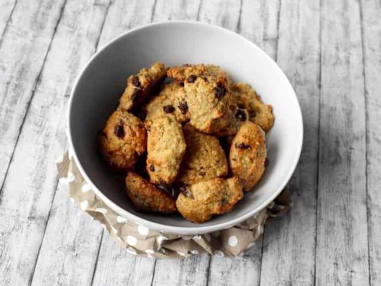 Erdnuss-Hirseflocken-Cookies mit Schokoladenstückchen in weißer Keramikschale