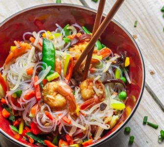 Glasnudelsalat mit Gemüse nach asiatischer Art