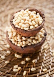 Geschälte Pinienkerne auf einer Etagère präsentiert