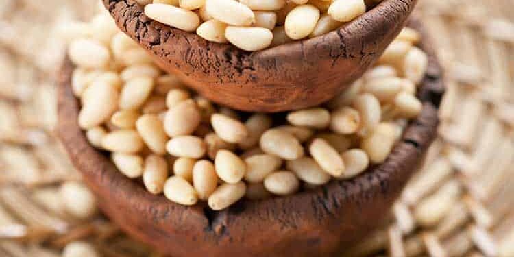 Geschälte Pinienkerne auf einer Etagère präsentiert