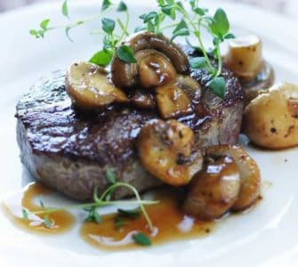 Rinderfilet mit Champignons und Shiitake-Pilzen