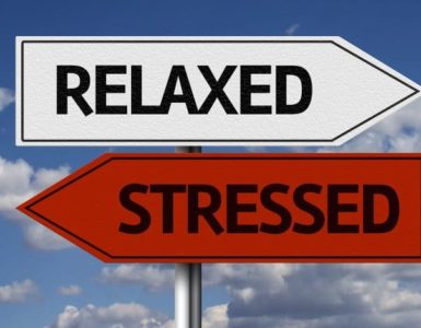 Zwei Straßenschilder in rot und weiß mit den Wörtern Stressed und Relaxed